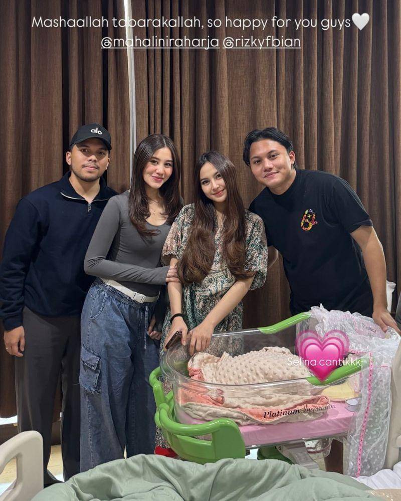 Jinsiy video onlaynda yigit uning klitoriga tegadi.